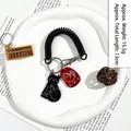 Schwarzer Katzen-Acryl-Schlüsselanhänger mit roter Spiralfeder und Metallkarabiner - Acryl Beine Heben Katze - Federdraht Schlüsselanhänger