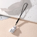 Détail d'un joli pendentif chat en céramique blanche avec yeux bleus et cordon tressé - Chat