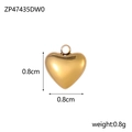 Vue macro du pendentif cœur plaqué or 14K, taille 0,8 cm et poids 0,8 g affichés - Style Petit Pendentif Coeur Doré Plein (ZP47435DW0)