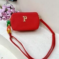 Rode getextureerde crossbodytas met gouden P-logo en kleurrijke kettingband - Rood