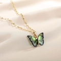 Collana in titanio dorato con ciondolo a farfalla sfumato verde su seta - Collana Con Catena Ciano Gradiente Oro