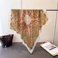 Dettaglio della trama di un foulard in seta paisley appeso sopra una borsa a secchiello - 70cm / Bianco (FG43-3)