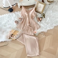 Schampagnerfarbenes Satin-Pyjama-Set mit Camisole und Hose auf weißem Plüschteppich - 1XL / Champagner