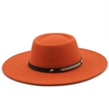 Detail eines orangefarbenen Wollfilzhuts mit geflochtenem Lederband und Metallnieten-Verzierung - M (56-58cm) / Orange