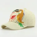 Stroh-Baseballcap in Beige mit lebhafter tropischer Vogelstickerei und gebogenem Schirm - Handbemalter Gelber Vogel Stil (Beige)