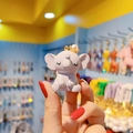Portachiavi a forma di elefante in resina grigio viola con corona d'oro e perla - Bambola Singola / Grigio
