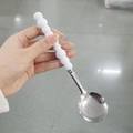 Dettaglio di un cucchiaio in acciaio inossidabile con manico decorato con perle bianche - Cucchiaio in Acciaio Inossidabile con Perline / Bianco