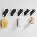Dettaglio dell'appendino nero opaco a 5 ganci con spugna da bagno e spazzola in legno - Gancio Nero (Confezione Singola) / Nero / Occhiello
