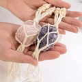 Sacca intrecciata a mano con quarzo rosa e ametista, decorazione per auto boho - Ametista