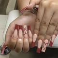 Lange quadratische Kunstnägel mit Nude-Basis, rotem Glitzer-French und Herz-Motiven - Roter Glitzer Französisches Herz