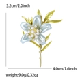 Detail van de emaille leliebroche met afmetingen 5,2x4,0 cm en gewicht 9,0 g - Blauw
