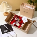 Zeepbloemen geurgeschenkset met parfum en kaart in luxe crème kleurige verpakking - Aroma Bloem Rood