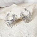Orecchini a girasole in argento 925 con design a raggiera su corallo bianco - 24K / Perno Dritto Argento (A0918C)
