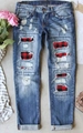 Detail der blauen Jeans mit markantem rot-schwarzem Karomuster hinter den Rissen - S / Rot-schwarz karierter Aufnäher