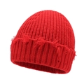 Bonnet en maille rouge vif avec bords effilochés tendance pour la chaleur de l'automne - Rouge