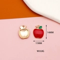 Vue détaillée de breloques pommes en émail rouge avec dimensions 14mm et 11mm et poids - Pomme