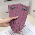 Gants tactiles chauds pour femmes en suédine violette avec un élégant nœud décoratif gris - Papillon Une Ligne - Poil de Lapin Violet