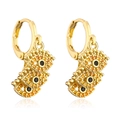 Detail von goldenen Evil Eye-Ohrhängern mit Kristall-Pavé und schwarzen Steinen - Gelb