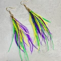 Dettaglio di orecchini glitterati in piuma e maglia metallica in verde, viola e giallo - Stile Nappa in Piuma di Struzzo Colorata