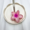 Pinza per capelli a forma di fiore di frangipane con sfumatura rosa in resina - 8cm / Rosa Sfumato