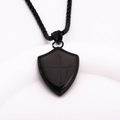 Detalle del colgante de escudo negro con grabados de cruz y flecha en cadena de acero - Collar de Escudo (Parte Posterior Lisa) / Negro