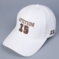 Détail de la broderie ATTITUDE 35 sur une casquette de baseball blanche structurée - M (56-58cm) / Blanc