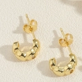 Vista macro degli orecchini a croissant a forma di C placcati in oro 14K con zirconi e farfallina - Forma C Croissant-Oro 14K