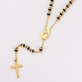 Detail van gouden Maria-medaille en zwarte kralen op roestvrijstalen rozenkrans ketting - Goud - Zwarte Kralen