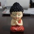Statua di piccolo monaco zen per decorazione cruscotto auto con gesto di preghiera - Piccolo Buddha