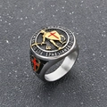 Anello uomo retrò in acciaio inossidabile con scudo dorato e croce rossa - US 7 / Oro e Argento