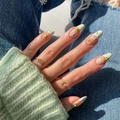 Uñas postizas almendradas estilo francés con margaritas y detalles de perlas blancas - Estilo Margarita Francesa con Pegamento (JP2256)