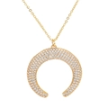 Elegante goldene Mondsichel-Halskette mit funkelnden weißen Zirkonia auf weißem Grund - Gold