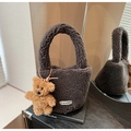 Détail d'un mini sac à main en peluche marron foncé avec un petit ours et logo - Café (Avec Pendentif)