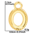 Detalle de colgante ovalado en oro de 18k con medidas de 1,3 cm x 0,8 cm y peso de 0,5 gramos - Dorado