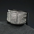Anillo hip hop para hombre con racimo cuadrado de circonitas en tono plata - Color acero / US 7
