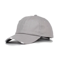 Detalle de gorra de béisbol gris lavado con efectos de desgaste vintage y bordes raídos - Talla Única(Ajustable) / Gris claro