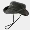 Dettaglio cappello da sole grigio scuro con ricamo montano, prese d'aria e cordino regolabile - M (56-58cm) / Nero
