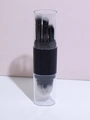 Detail eines 4-in-1 Make-up-Pinsels mit grau verlaufenden Borsten und transparenter Hülle - Schwarz