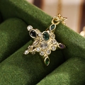 Collana con ciondolo a stella in oro 18 carati con zirconi verdi e bianchi lucidi - Stile a Stella (22921)