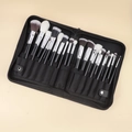 Detailansicht von 25 Profi-Make-up-Pinseln in einer schwarzen Reißverschluss-Tasche - 25 Stück Make-up-Pinsel mit Tasche