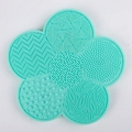 Detail van mintgroene siliconen reinigingsmat met diverse texturen voor make-up kwasten - Groen