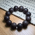 Bracelet bouddhiste en bois d'agar 108 perles avec micro-gravure du Sūtra du Cœur - Style Soutra du Cœur Sculpté / 20mm*12 Perles
