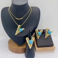 Parure dorée en acier inoxydable avec perles turquoise et design en V à texture martelée - Style de Perle Turquoise (KS228772-LX)