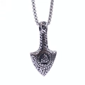 Macro di un ciondolo vichingo in acciaio al titanio argento con incisioni valknut - Pendente Ascia Tipo B + Catena 60CM