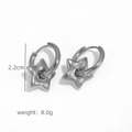 Detailansicht der 2,2 cm langen silbernen Sternohrringe mit polierter Oberfläche und 8g Gewicht - Silbernes Sternanhänger-Modell (EO313)