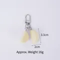 Realistische PVC knoflookteentje sleutelhanger met zilveren sluiting, decoratieve hanger - Twee knoflooktenen - Kreeftsluiting