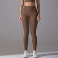 Vista frontale dei leggings marroni a vita alta senza cuciture per lo yoga e fitness donna - S / Marrone castagna
