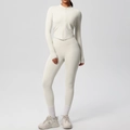 Détail d'un ensemble de yoga blanc crème avec veste à zip, passe-pouces et legging taille haute - Ivoire Clair
