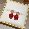 Dettaglio orecchini a stella placcati oro con cristalli e perle rosse in confezione - Perno per orecchini in argento - Rosso (Placcato in oro vero)