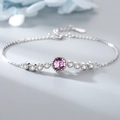 Detalle de una pulsera de plata S925 con piedra redonda púrpura y circonitas blancas - Pulsera / Rosa